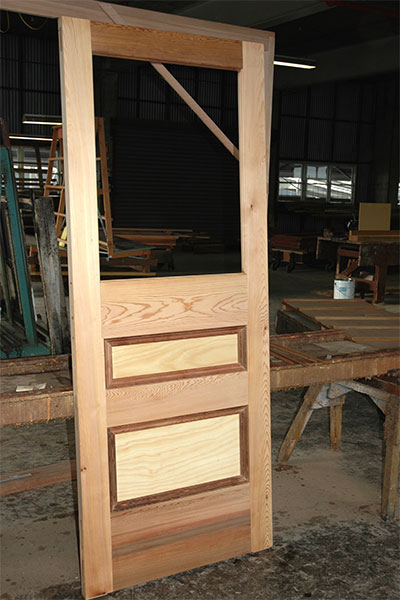 1-light-above-2-horizontal-panels