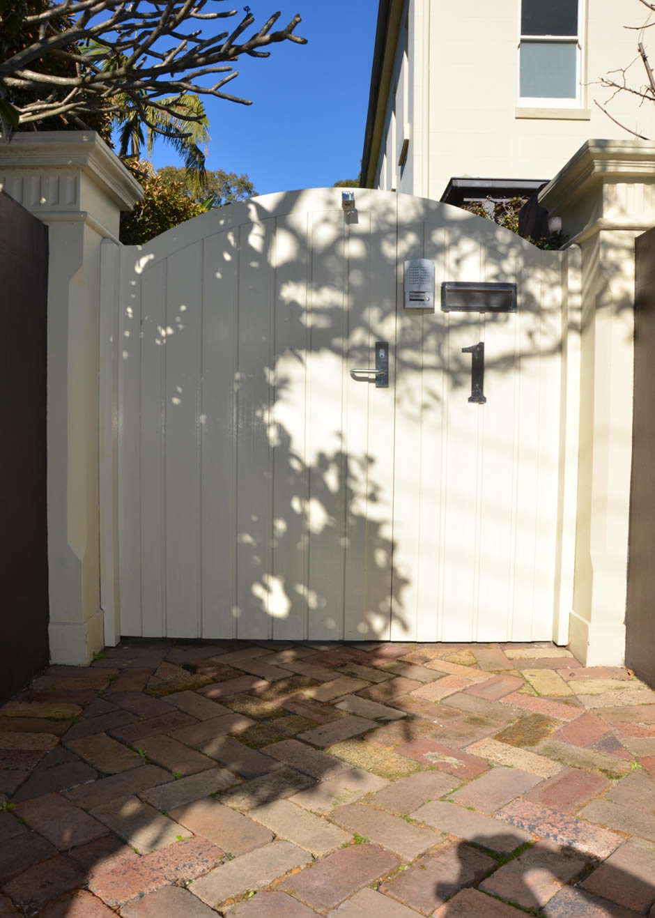 Gates, unequal width pair. McMahons Point, 2021.