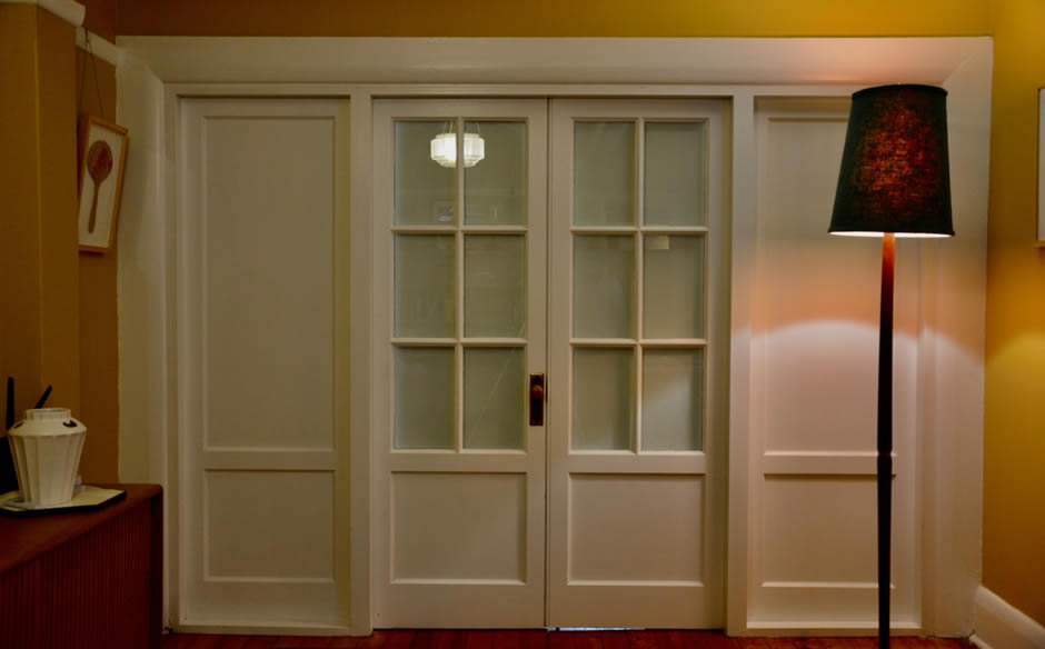 Internal room dividing doorway with fixed side doors and opening six light glazed doors. Rushcutters Bay, 2020.